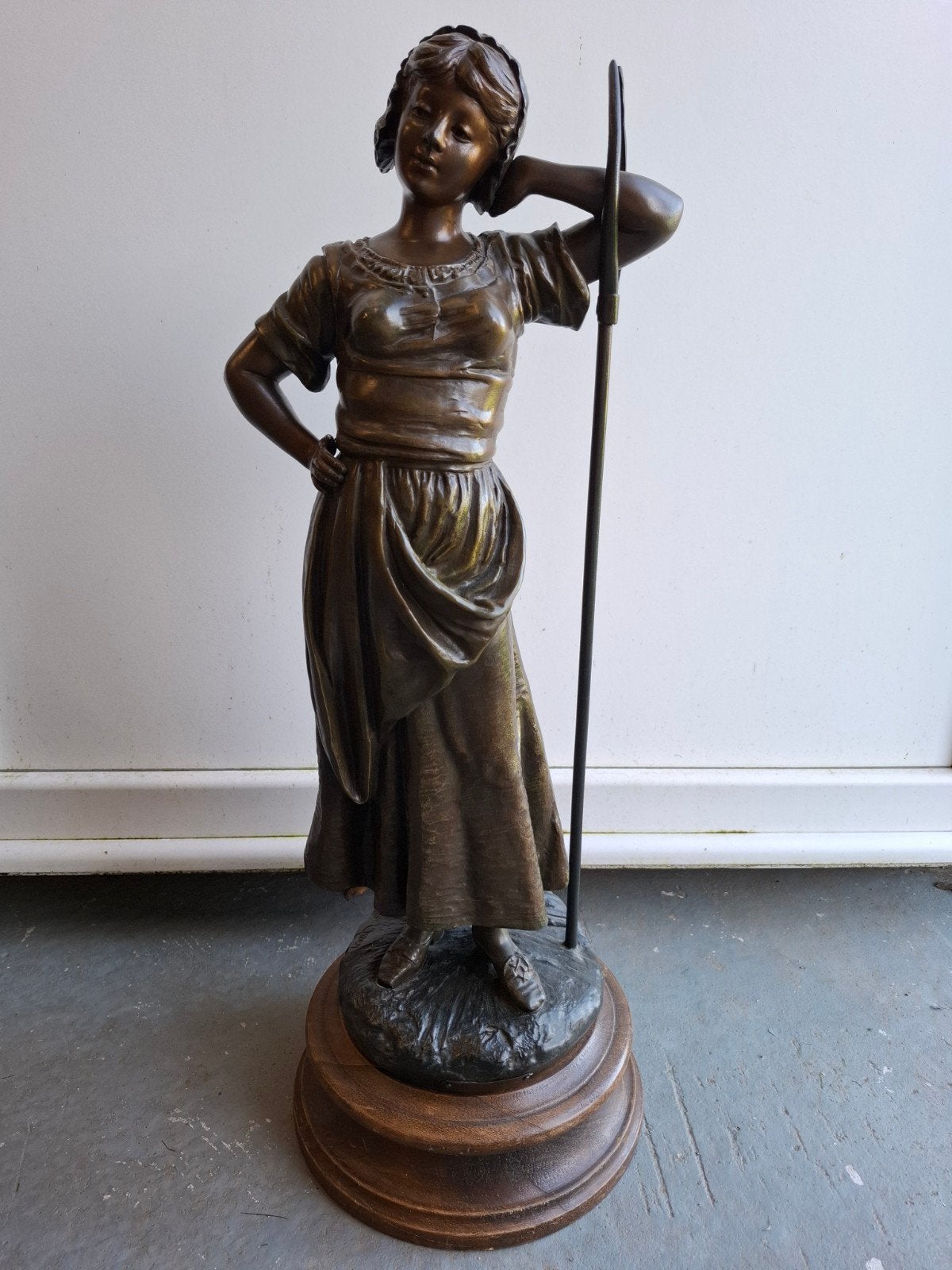 Beeld  Zamak van een vrouw met zeis, 67 cm hoog, Beeld, Bruin, Gemerkt, 50 - 100 cm