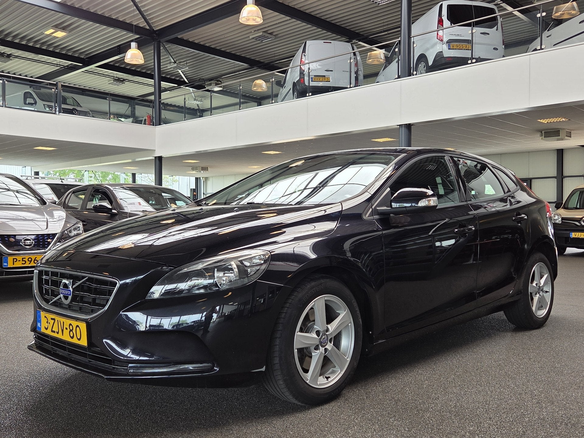 Volvo V40 1.6 D2 Kinetic (bj 2015, automaat), Gebruikt, Euro 6, 4 cilinders, 700 kg