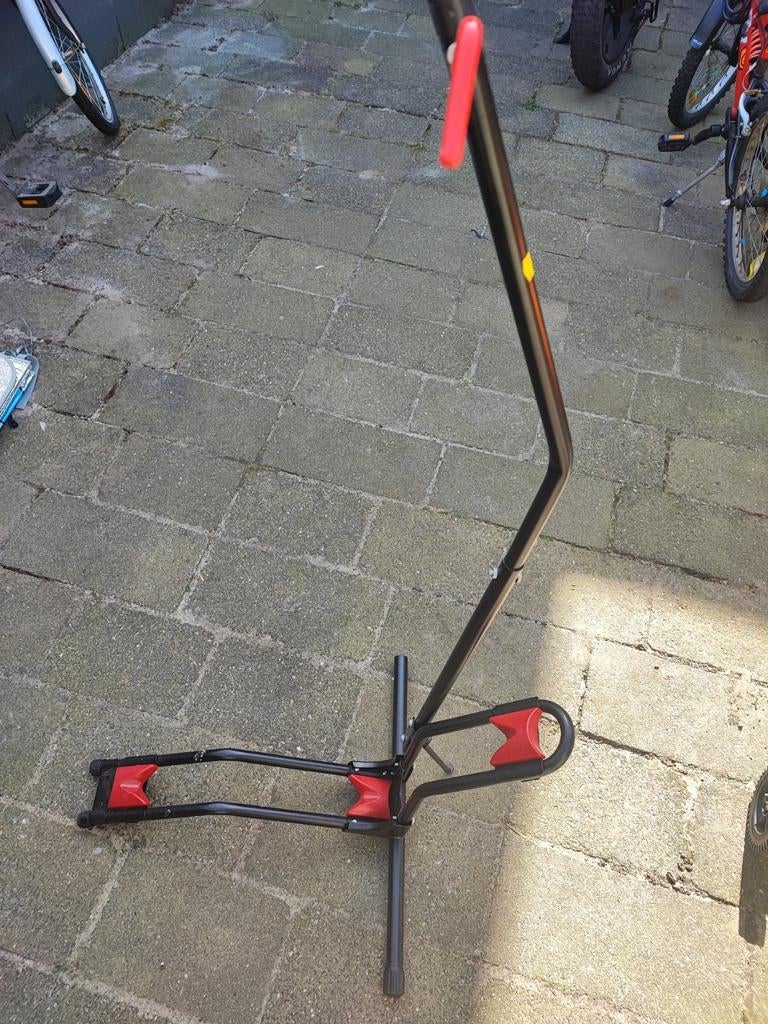 Zwart fietsenrek met rode accenten, Fietsen en Brommers, Fietsaccessoires | Fietsenrekken, Ophalen of Verzenden