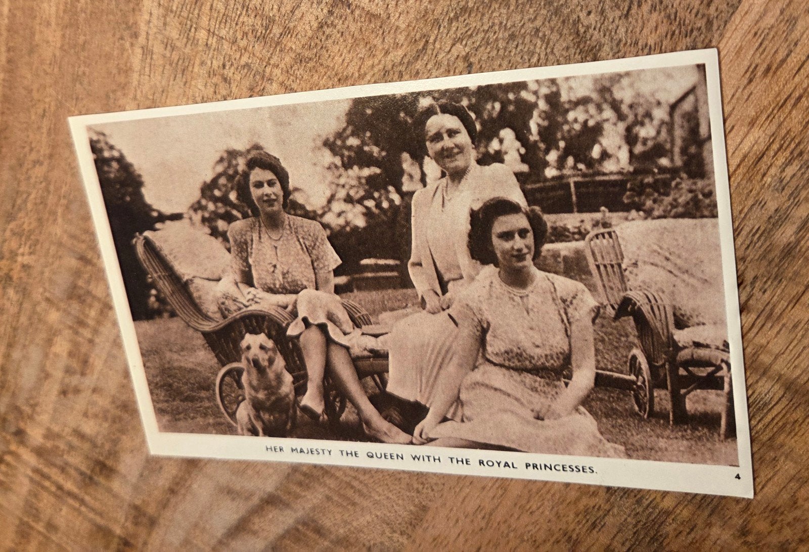 Vintage Ansichtkaart: Koningin Elizabeth met Prinsessen, Verzamelen, Verzenden, 1940 tot 1960, Ongelopen, Sterren en Beroemdheden