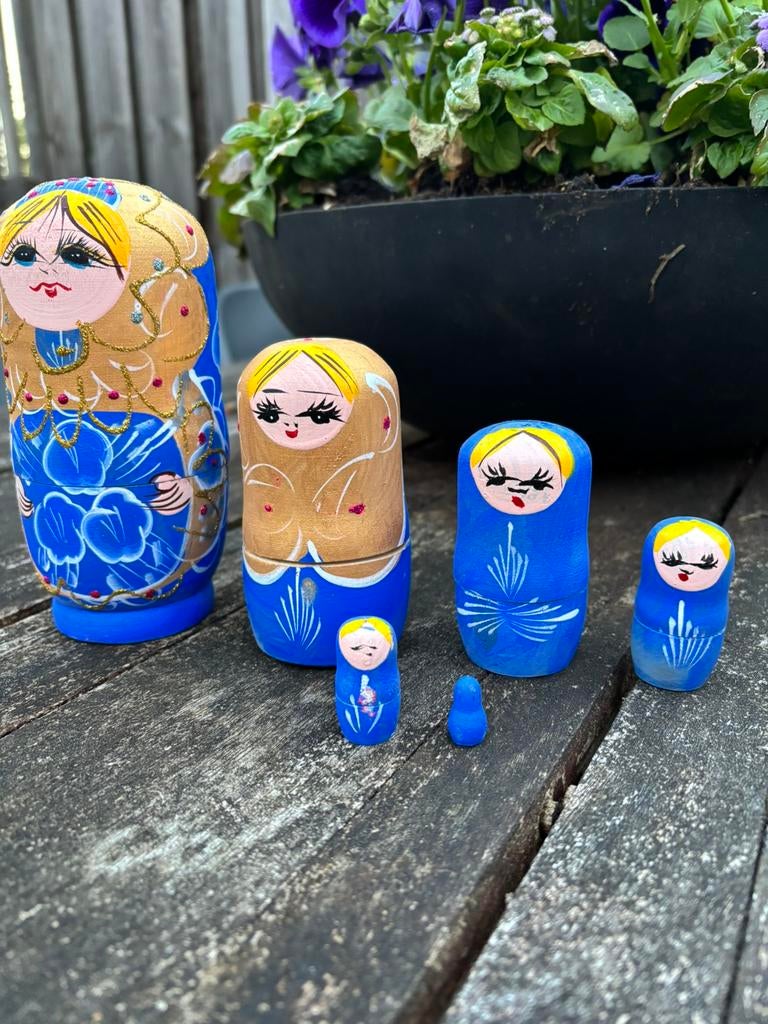 Matroesjka blauw met goud met 5 houten nestpoppen., Verzenden