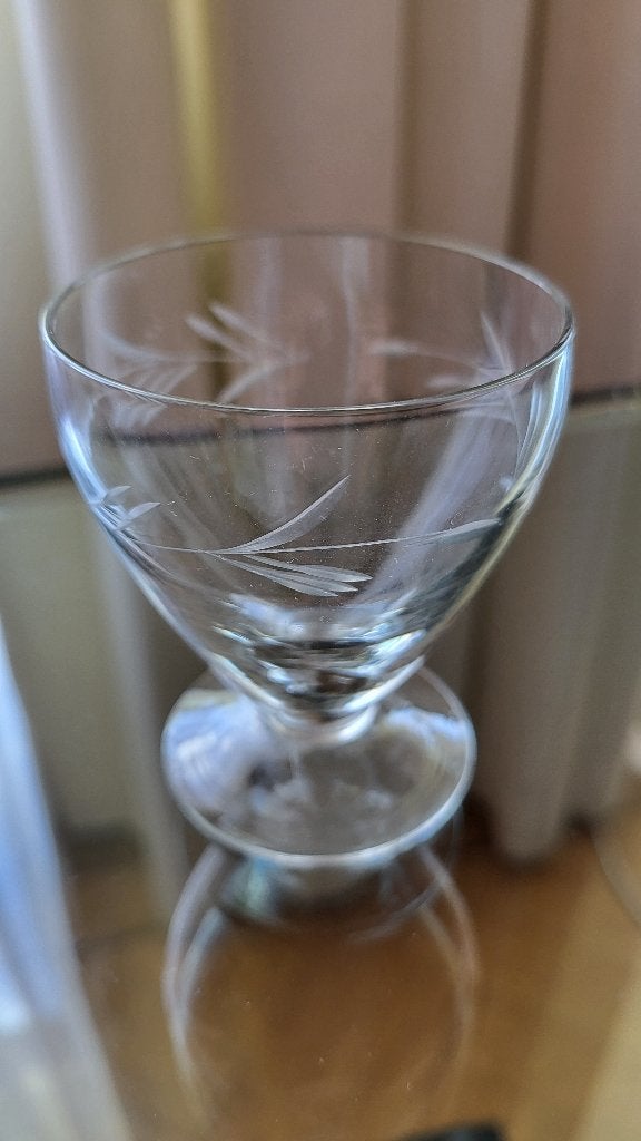Gegraveerd likeur/borrelglas Hoogte 7 cm en doorsnede 6 cm, Antiek en Kunst, Ophalen