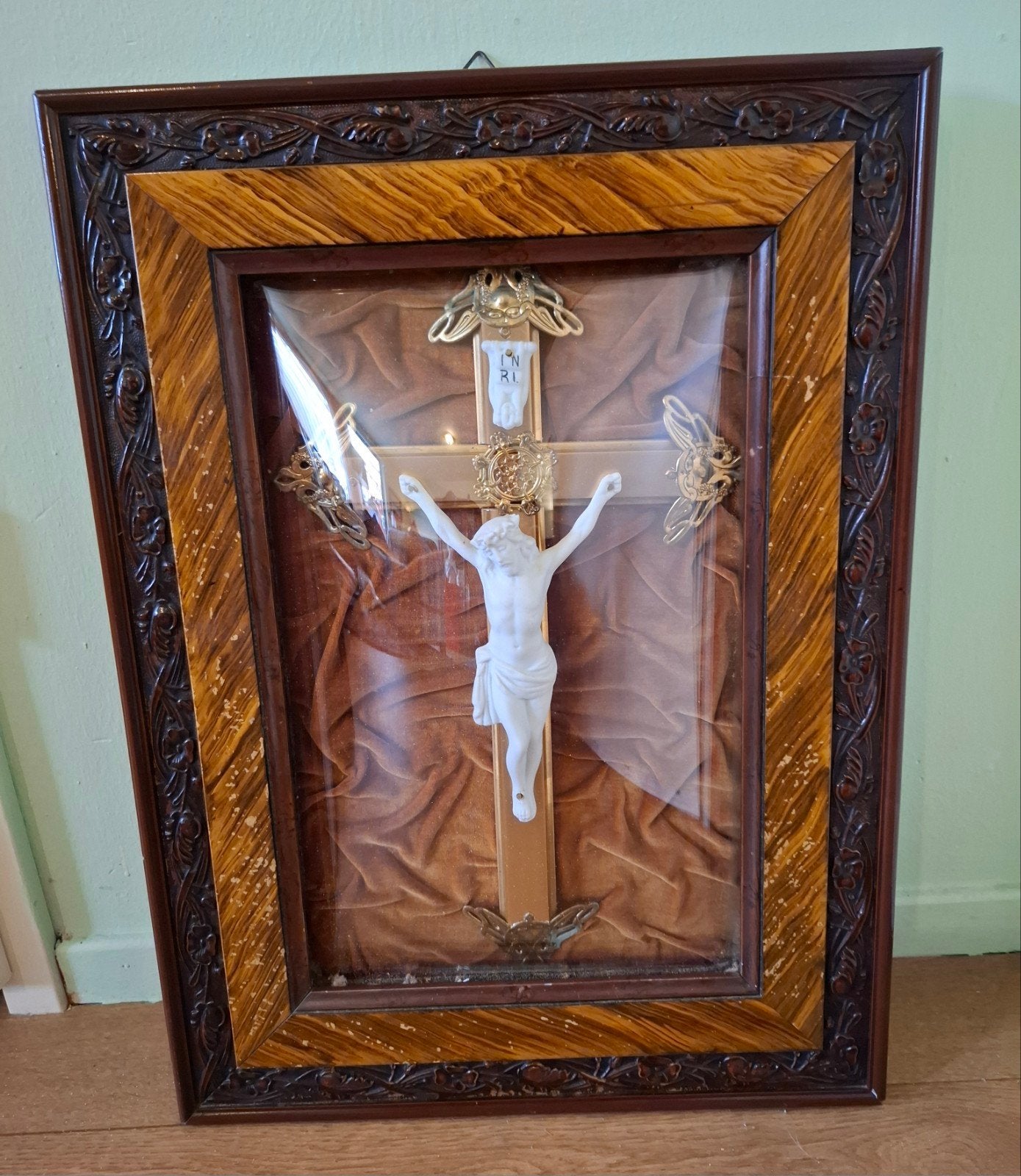 Prachtig antiek kruisbeeld achter glas, gevat in een decorat, Ophalen of Verzenden