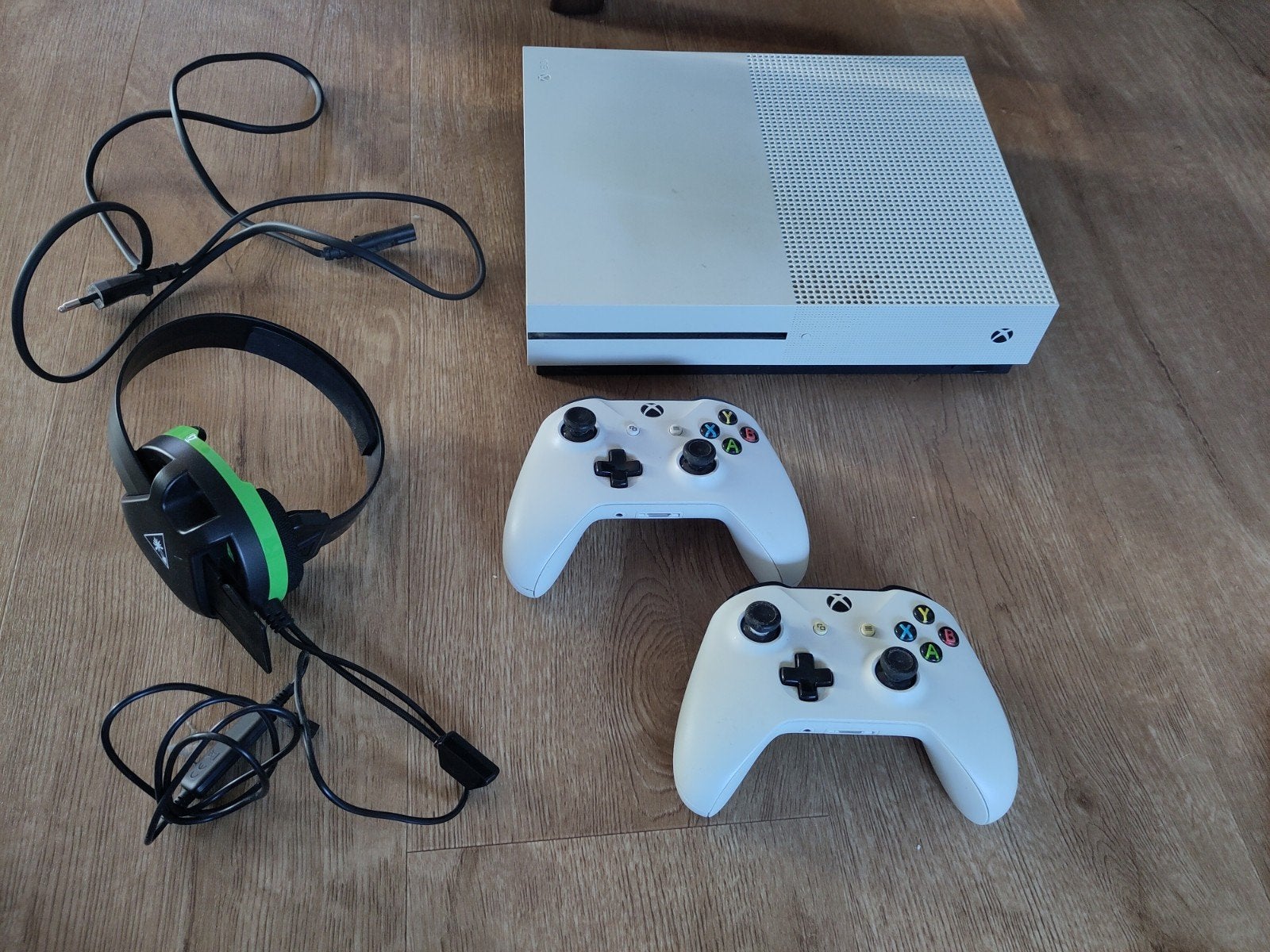 Nette Xbox One S (500GB) + 2 Controllers + Headset + 3 Games