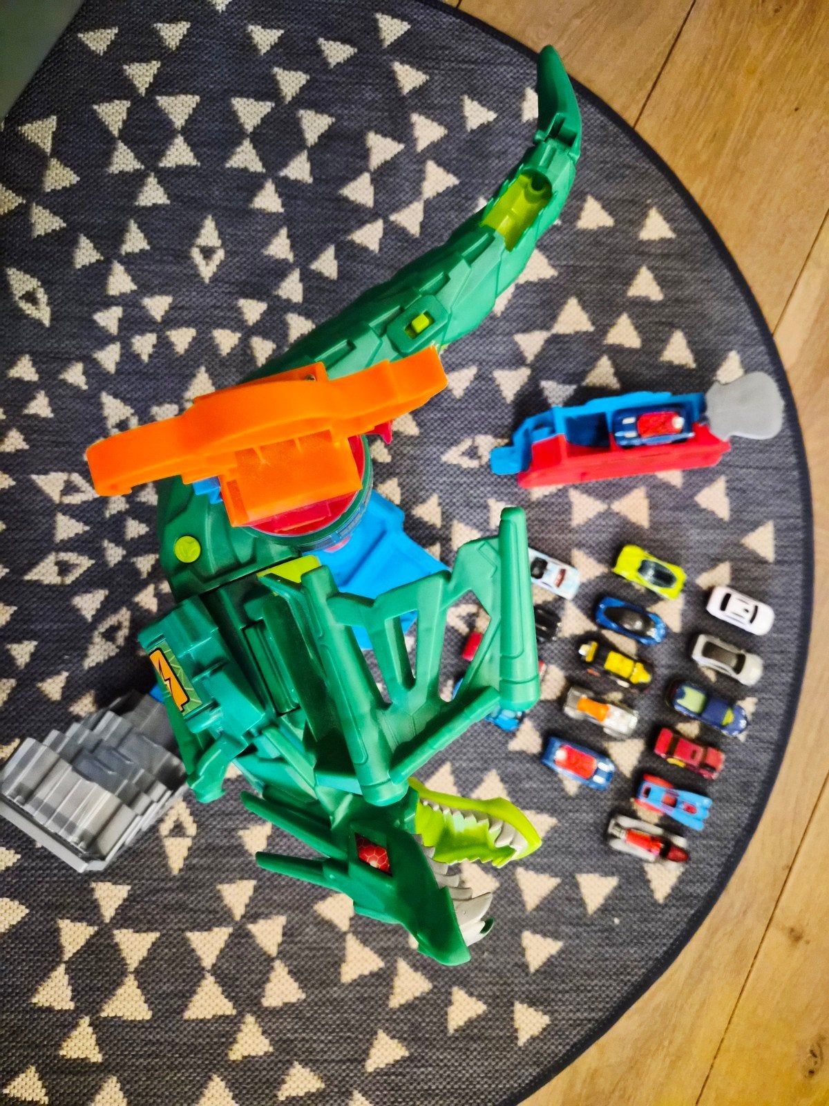 Hotwheels Draken Toren Speelset met 16 Auto's, Ophalen, Gebruikt