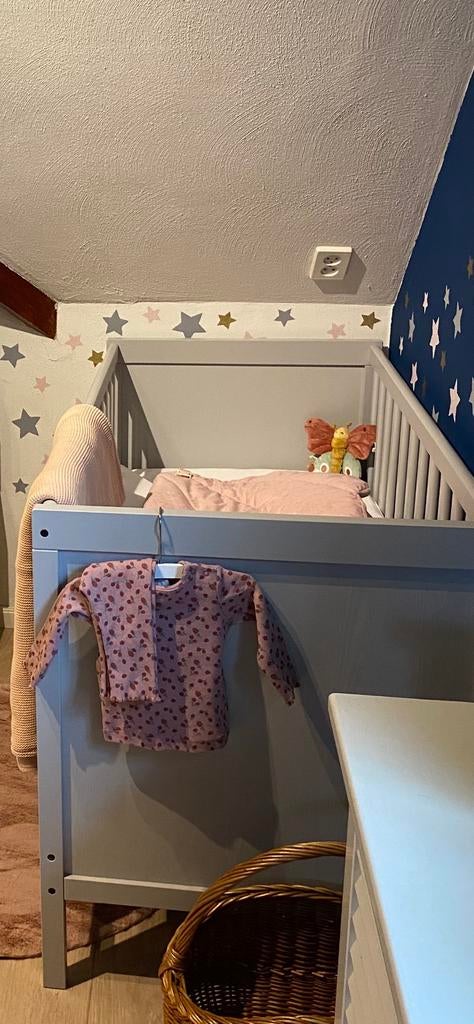 Sundvik Ikea lichtgrijs babyledikant!, Ophalen, Zo goed als nieuw, Jongetje of Meisje