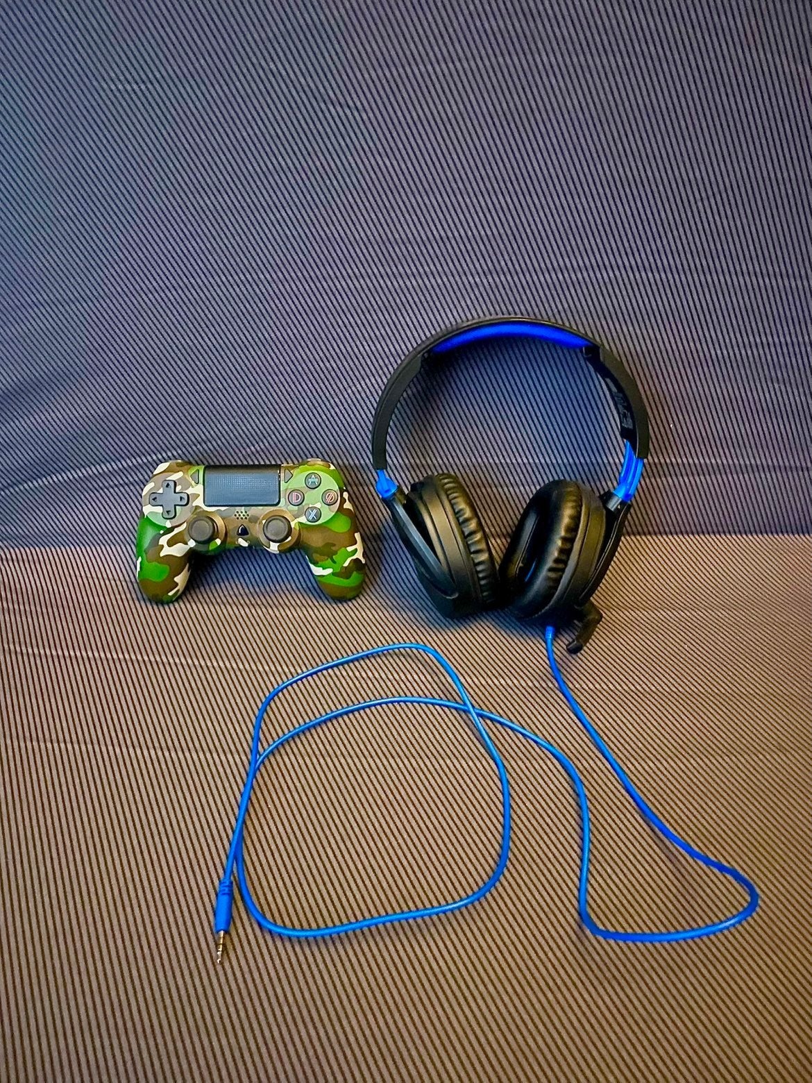 Controller met legerprint en gaming headset, Ophalen of Verzenden, Gebruikt, Controller, PlayStation 4