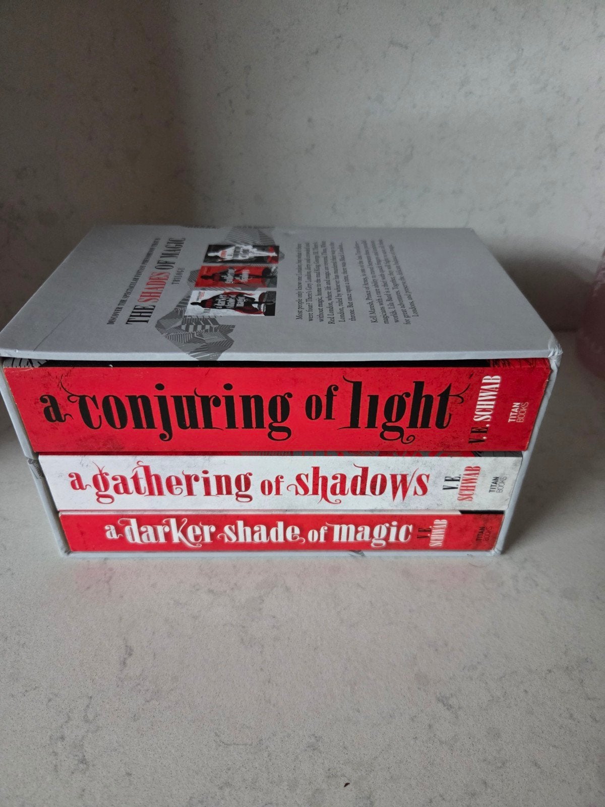 V.E. Schwab - Shades of Magic Trilogy boxset, Ophalen of Verzenden, Zo goed als nieuw
