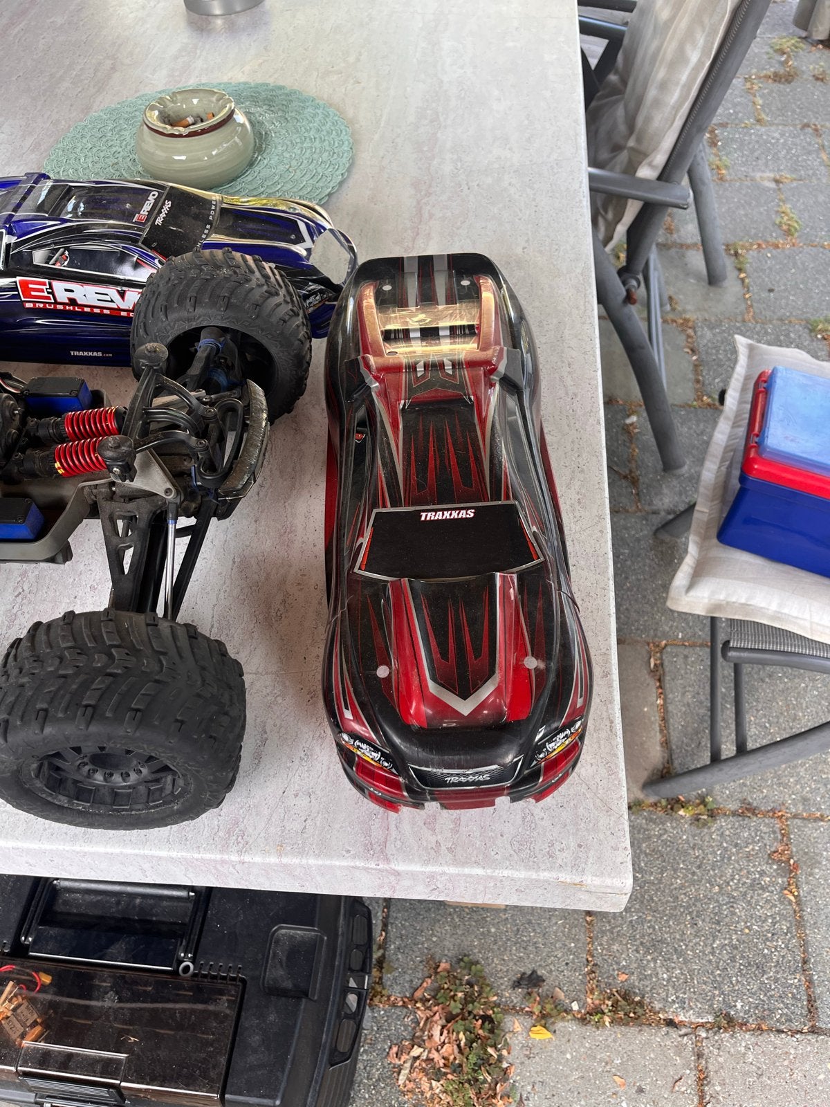 Traxxas E-Revo Brushless met 2 kappen, 4 accu's en pitbox, Hobby en Vrije tijd, Gebruikt, Auto, Groter dan 1:32, Ophalen