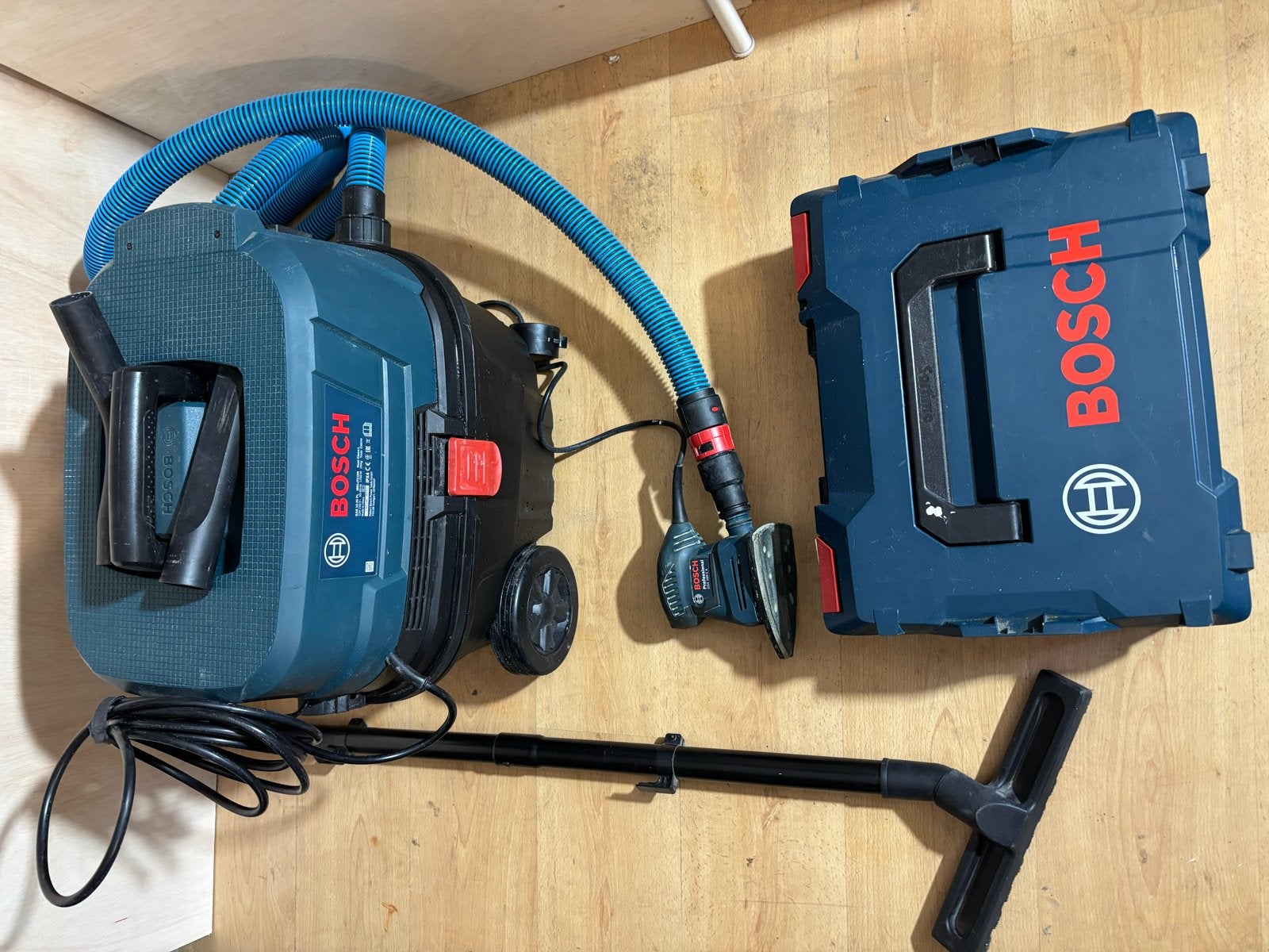 Te huur: Bosch professionele schuurmachine met afzuiging, Ophalen, Gebruikt, Minder dan 600 watt, Overige typen