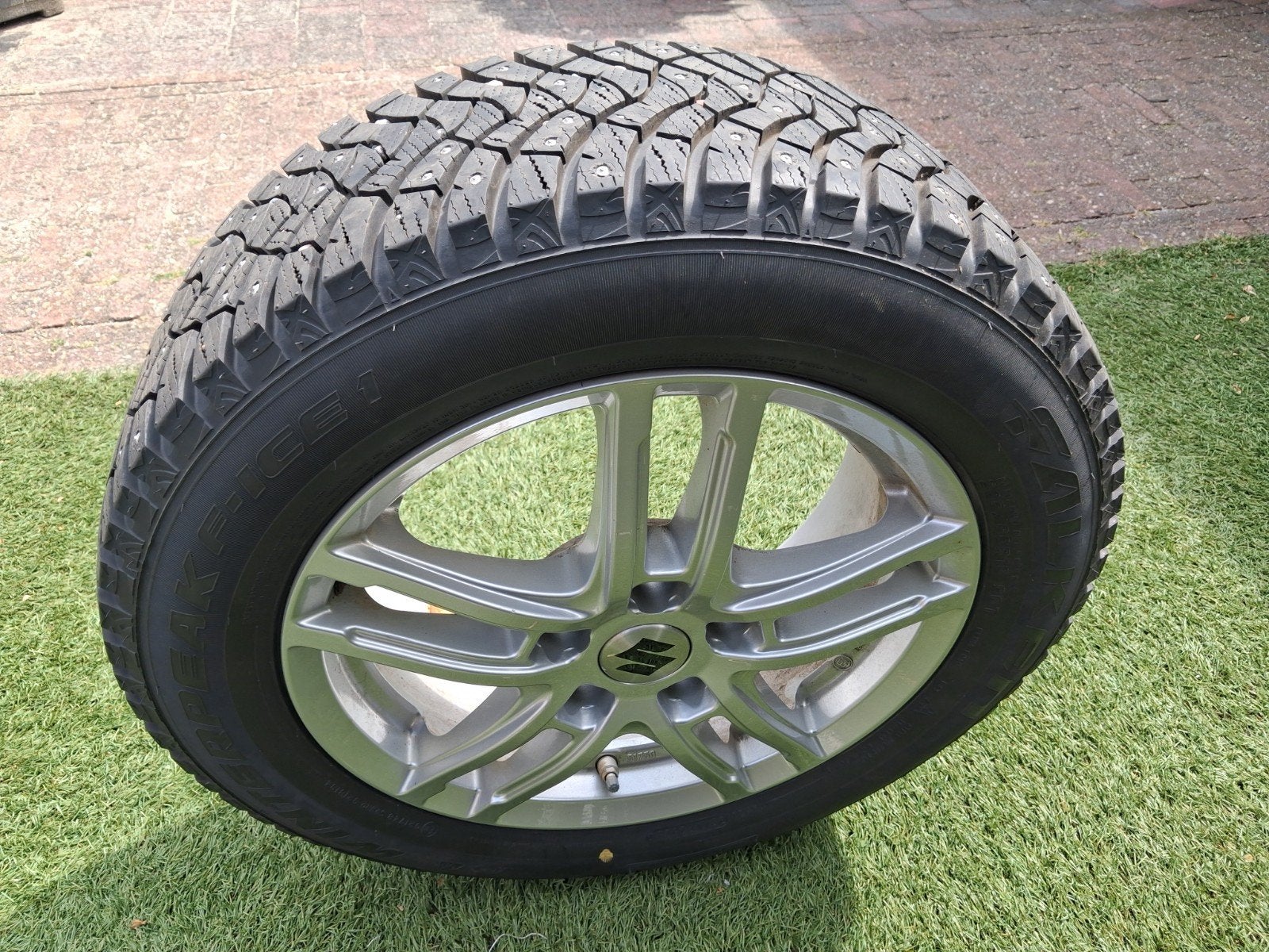 Nieuwe Winterbanden met Velgen voor Suzuki Vitara met spikes, Auto-onderdelen, Ophalen, 16 inch, Banden en Velgen, Nieuw
