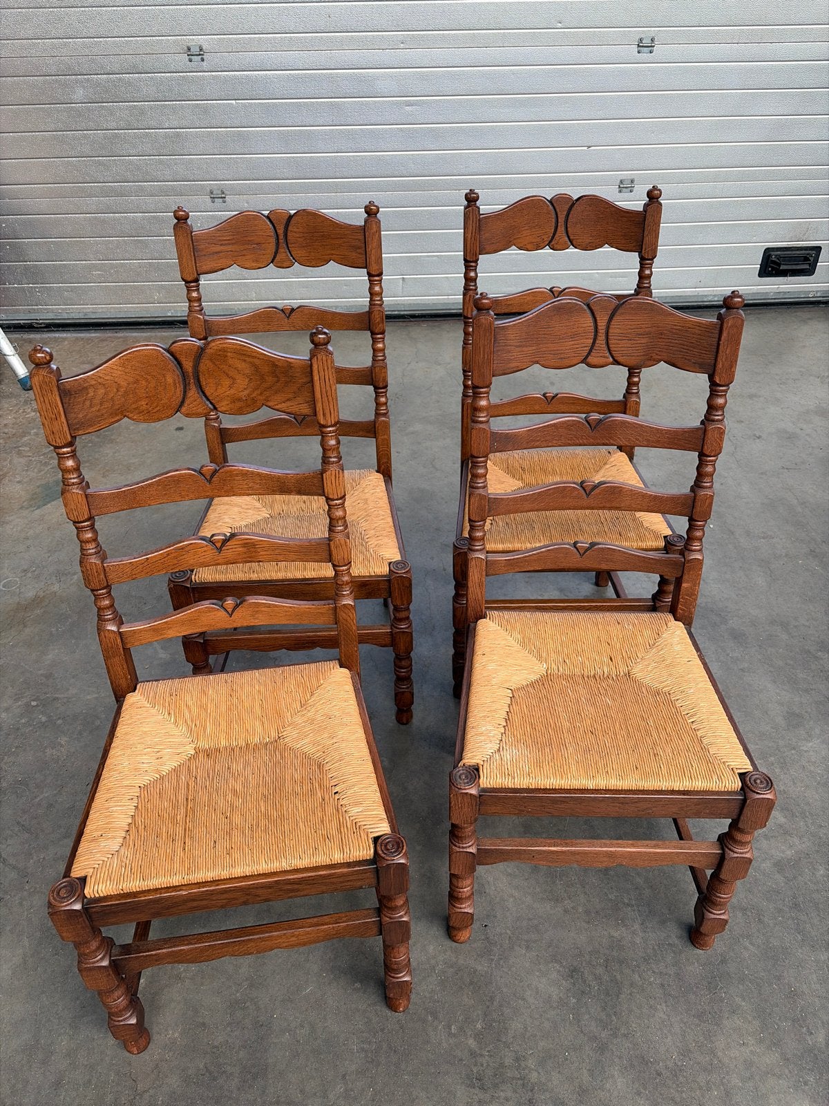 Set van 4 rustieke eikenhouten stoelen met biezen zitting, Ophalen