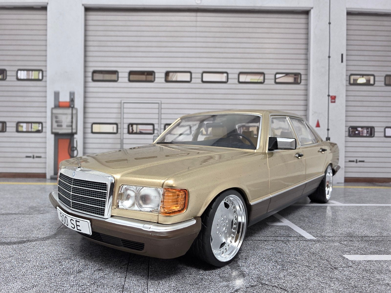 Mercedes 500SE W126 1:18 in OVP  verlaagd op AMG velgen, Hobby en Vrije tijd, Ophalen of Verzenden