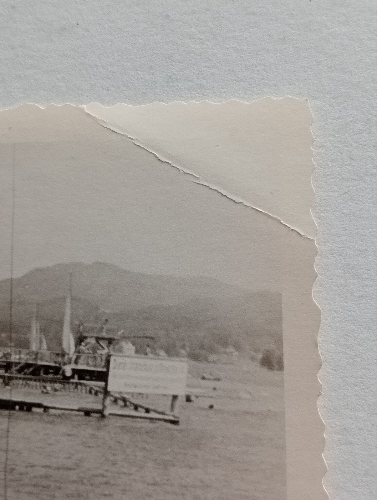 Vrouw in badpak op een zeilbootje jaren 50-60, Verzamelen, Ophalen of Verzenden, 1940 tot 1960, Gebruikt