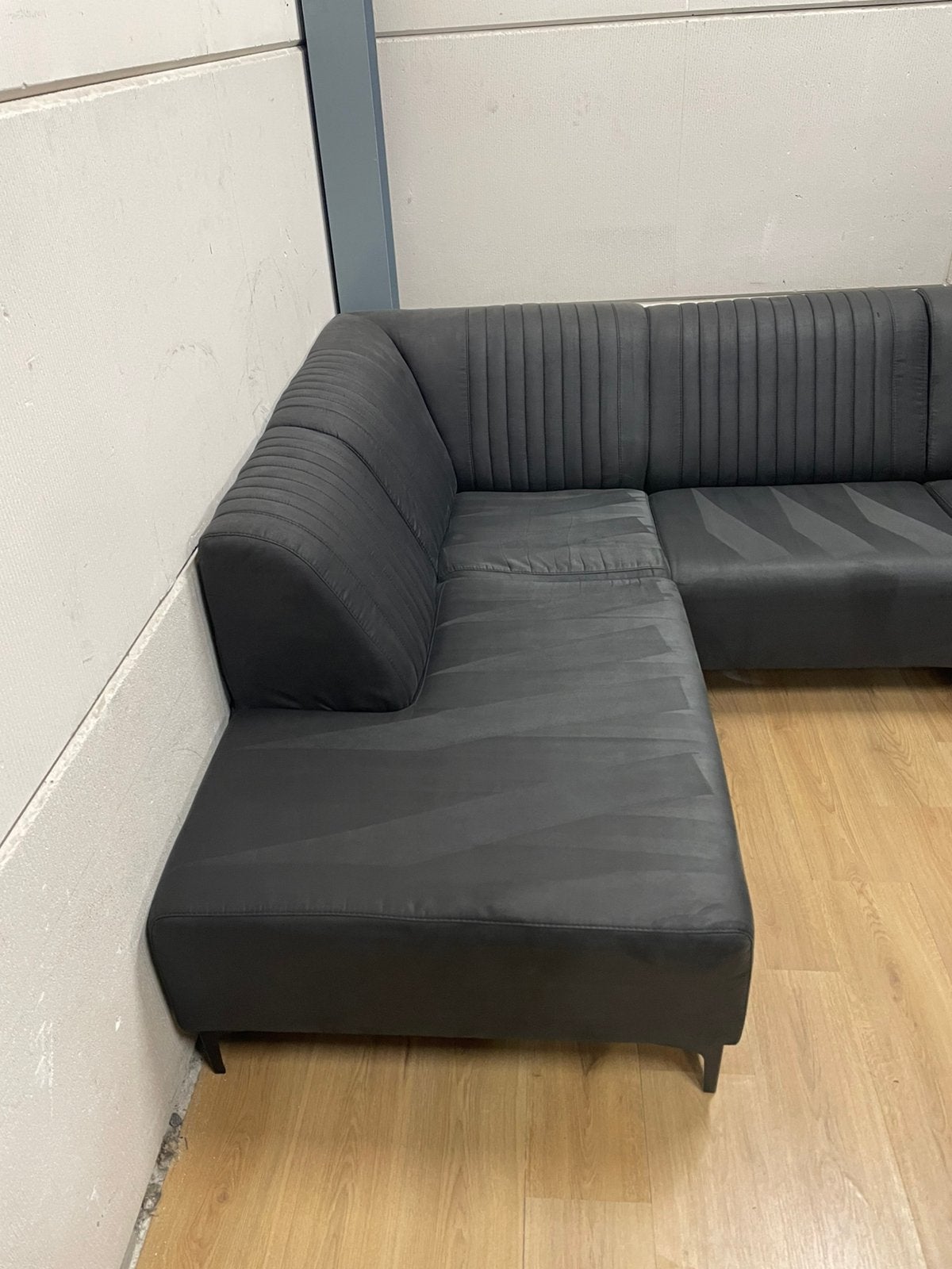 Mooie luxe suede antraciet zwarte hoekbank - GEREINIGD!!!, Huis en Inrichting, Banken | Bankstellen, Ophalen, 250 tot 300 cm, Luxe