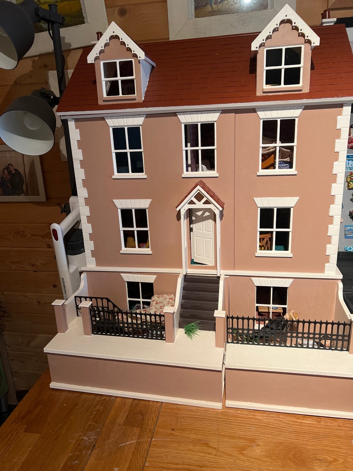Groot en gedetailleerd poppenhuis met meubels, Kinderen en Baby's, Ophalen, Zo goed als nieuw, Poppenhuis
