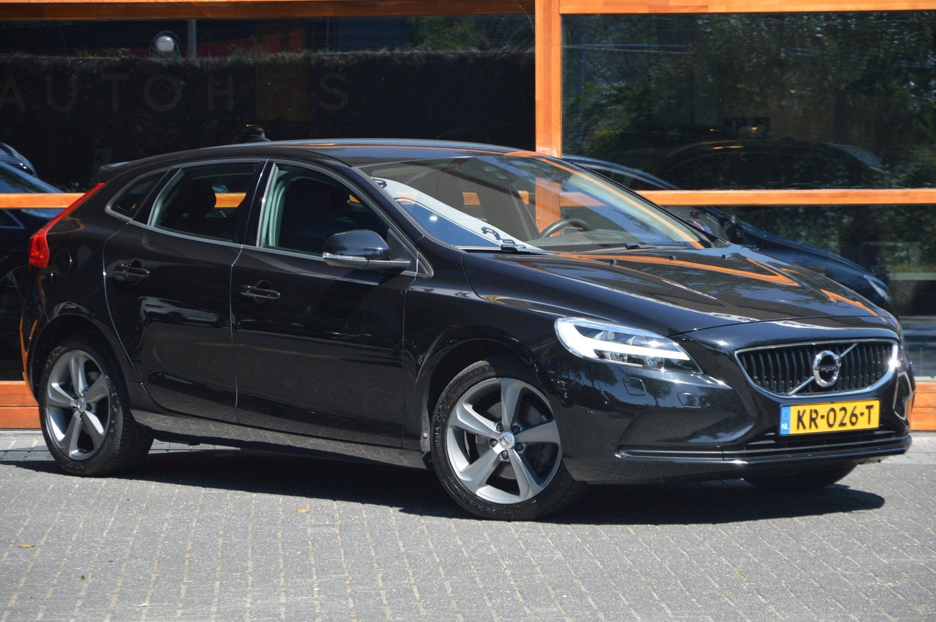 Volvo V40 T3 Momentum | Standkachel | Stoelverwarming | Volv, Auto's, Stof, Gebruikt, 4 cilinders, Zwart
