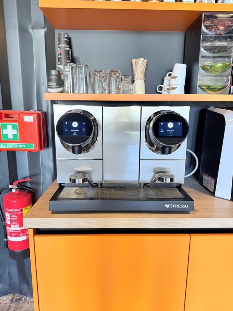 Nespresso Momento 200 - 09/2024 met factuur. Nieuw €2500., Koffiepads en cups, 10 kopjes of meer, Koffiemachine, Ophalen of Verzenden