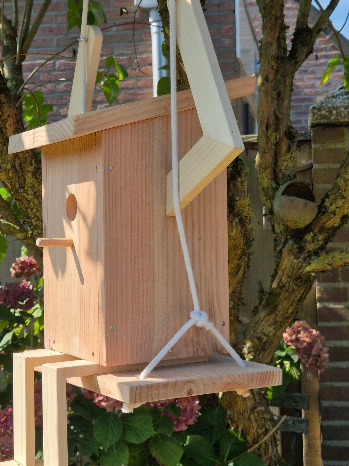 Uniek vogelhuisje in de vorm van een schommelende pop, Ophalen of Verzenden