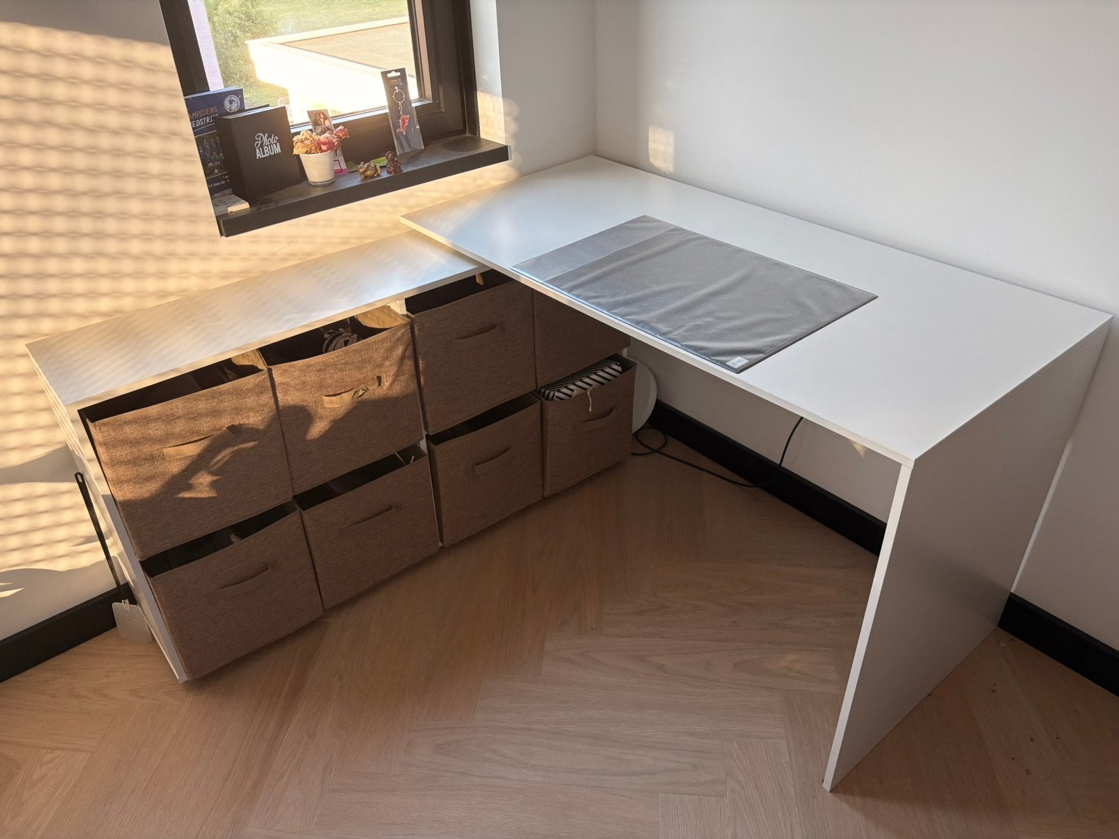 Wit hoekbureau met opbergmanden 130x142, Ophalen, Opbergruimte, Hoekbureau, Zo goed als nieuw