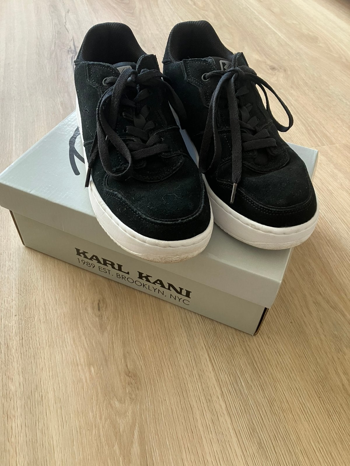Karl Kani suede zwarte sneakers mt 40,5, Zwart, Ophalen of Verzenden, Sneakers of Gympen, Zo goed als nieuw