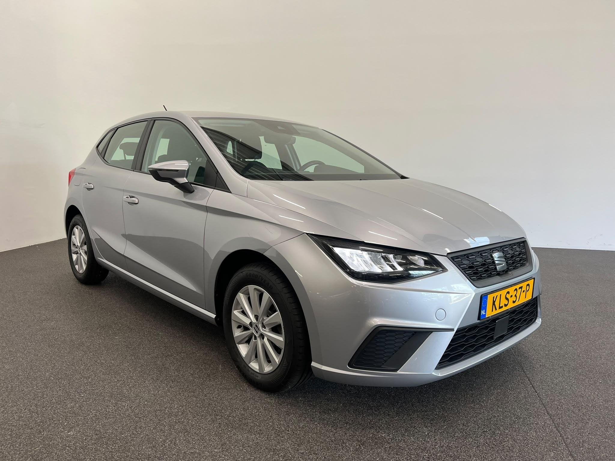 SEAT Ibiza 1.0 TSI 110 pk DSG Urban Silver Full LED Navi 9,2, Stof, Gebruikt, Ibiza, Bedrijf