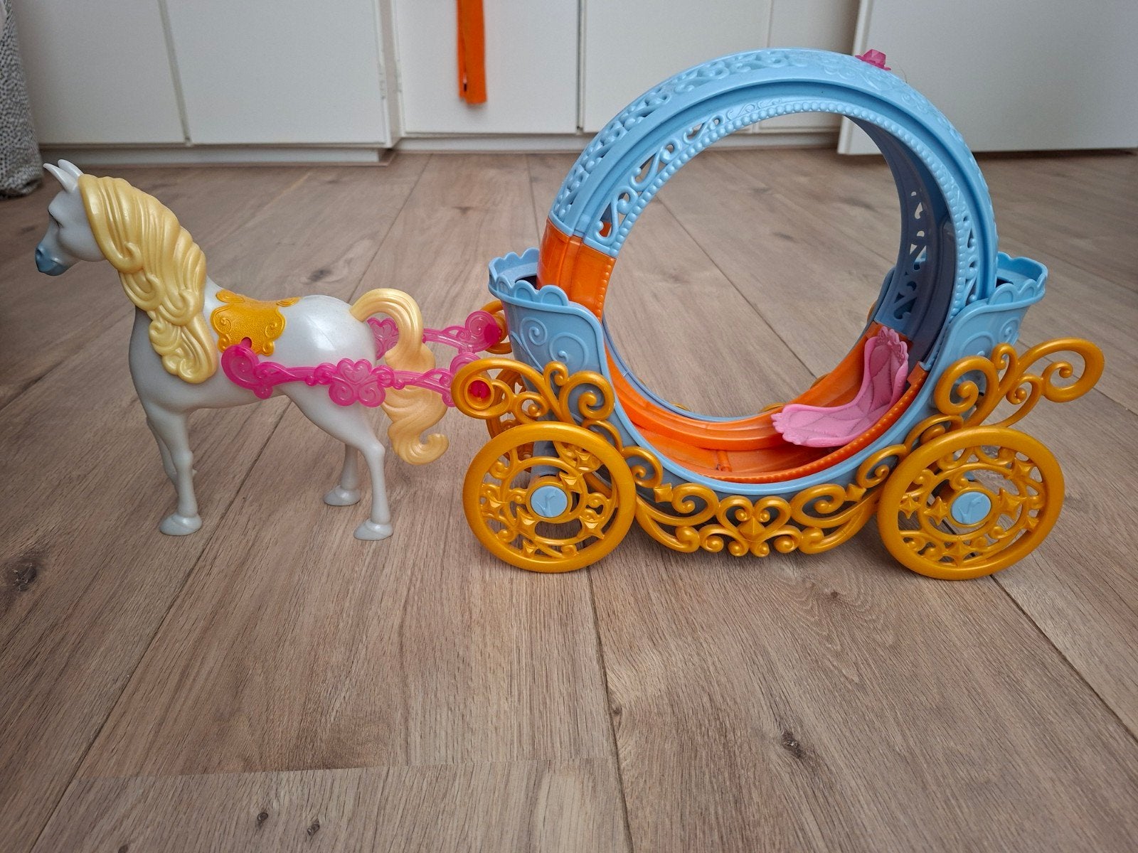 barbie koets met paard, Kinderen en Baby's, Ophalen of Verzenden, Zo goed als nieuw, Elektrisch, Overige merken