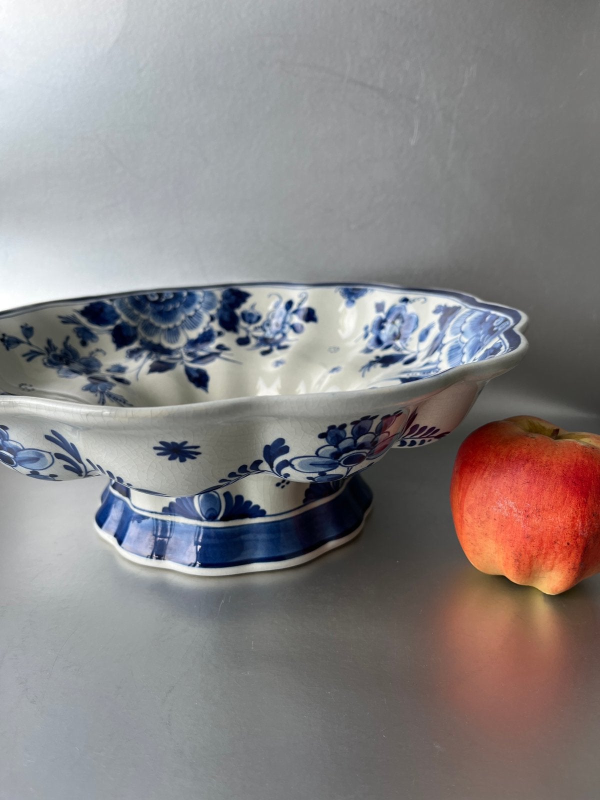 Aparte grote schaal op voet : Porceleyne Fles Delft, Ophalen of Verzenden