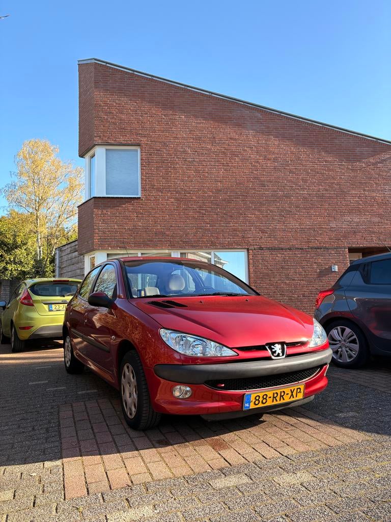 Peugeot 206 1.4 16V XT 5D 2005 Rood, Auto's, Voorwielaandrijving, 1360 cc, 31 €/maand, 4 cilinders