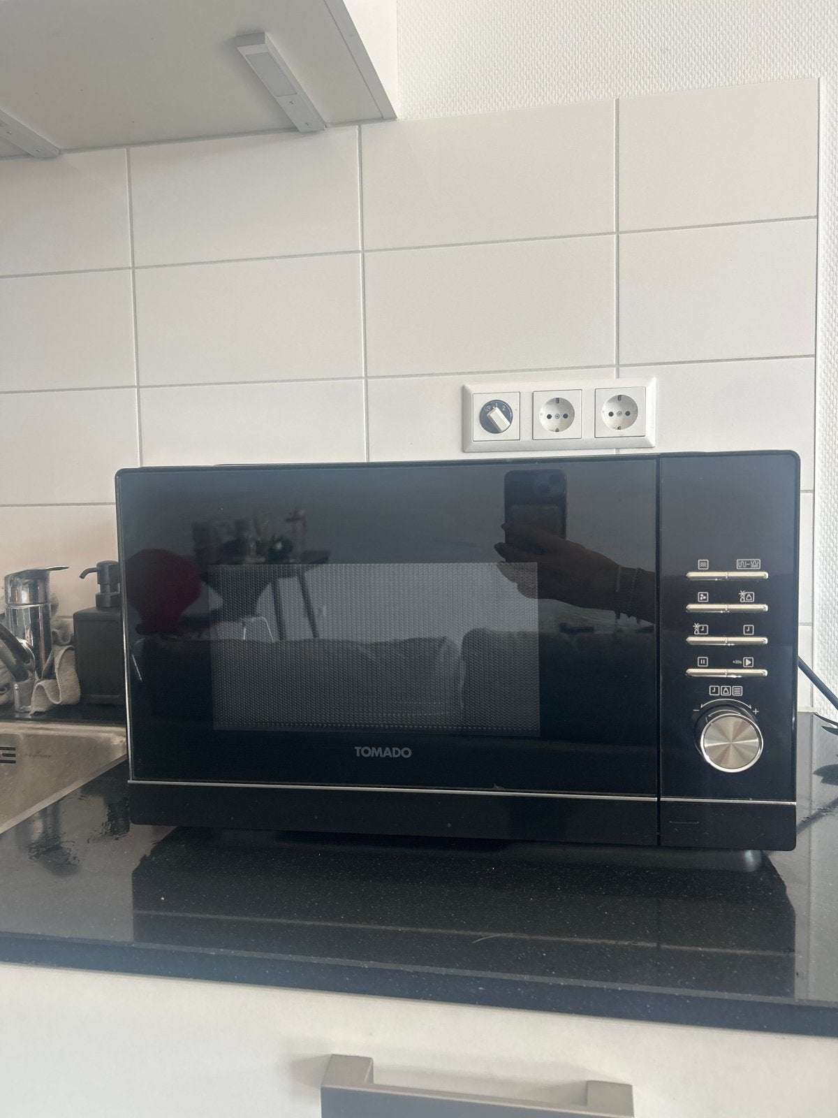 Tomado Combimagnetron Zwart - 1 jaar gebruikt, Witgoed en Apparatuur, Magnetrons, Ophalen, Combimagnetron, Grill, Zo goed als nieuw