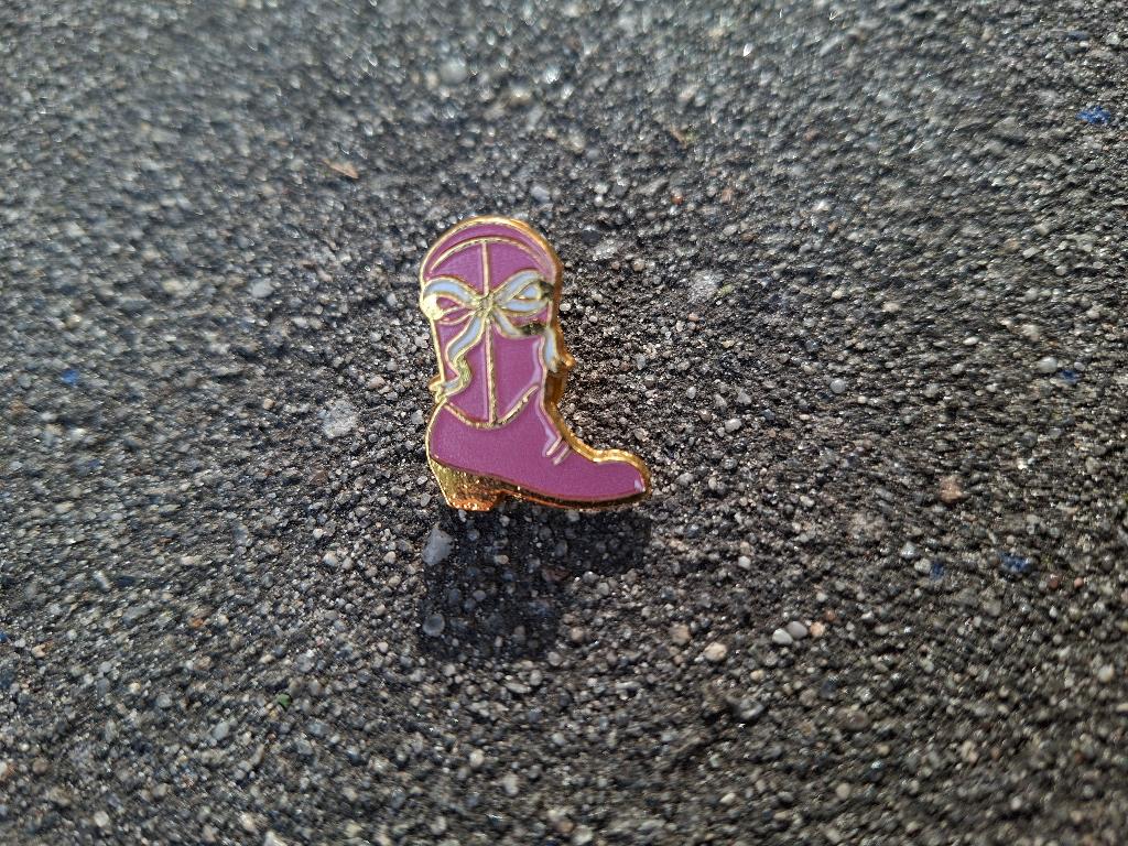 1 pin een een roze laars te koop, Verzamelen, Ophalen of Verzenden, Nieuw, Overige onderwerpen, Speldje of Pin
