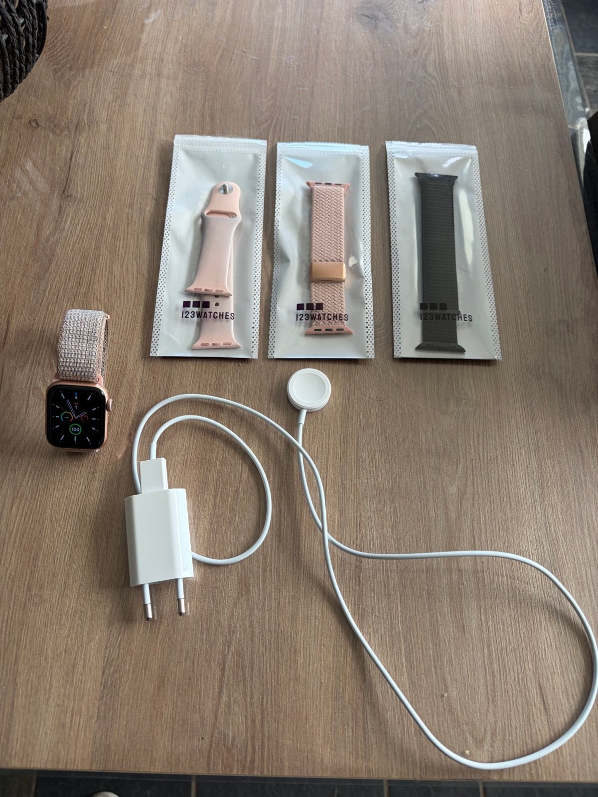 Apple Watch Series 6 40mm roségoud – 4 bandjes + oplader, Gebruikt, Hartslag, IOS, Ophalen of Verzenden