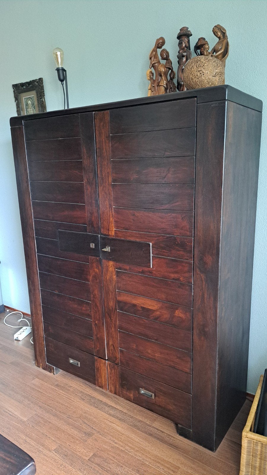 Donkerbruine houten kast met deuren en lades, Ophalen, 100 tot 150 cm, Modern, Koloniaal, Zo goed als nieuw