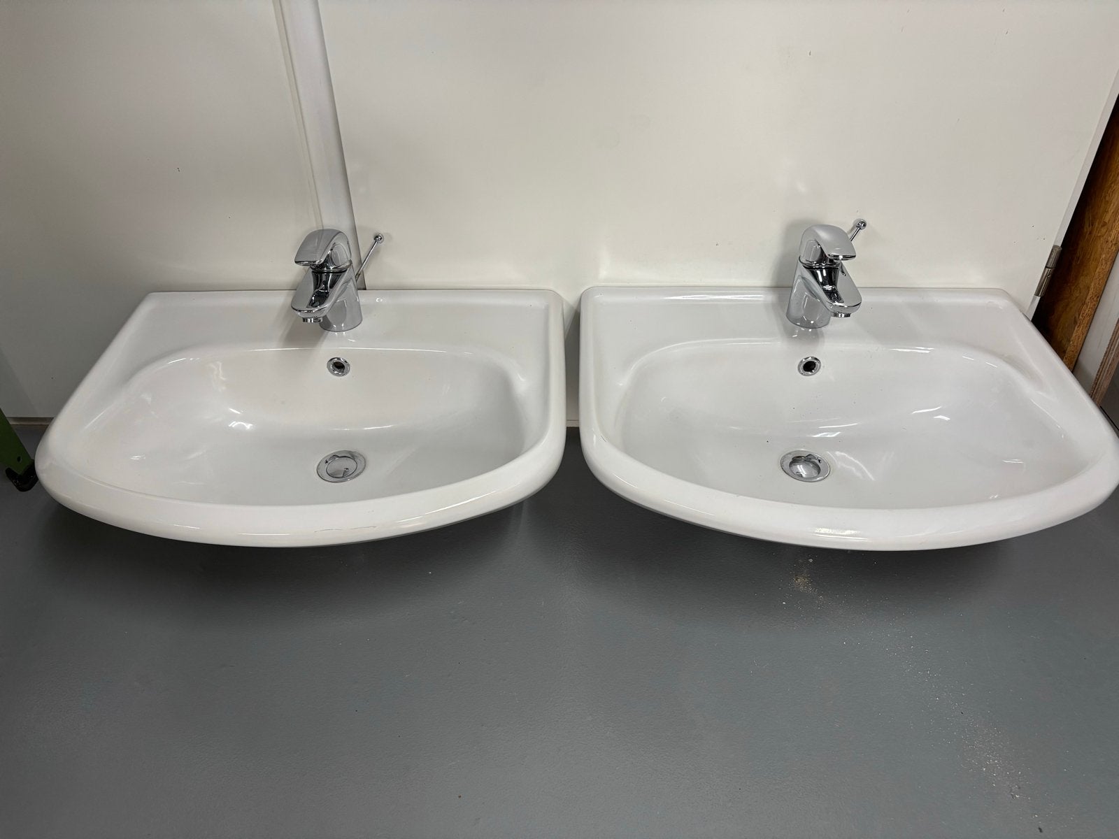 Set van 2 Sphinx wastafels met Hansgrohe Metris kraan, Ophalen, Gebruikt, Chroom, Wastafel