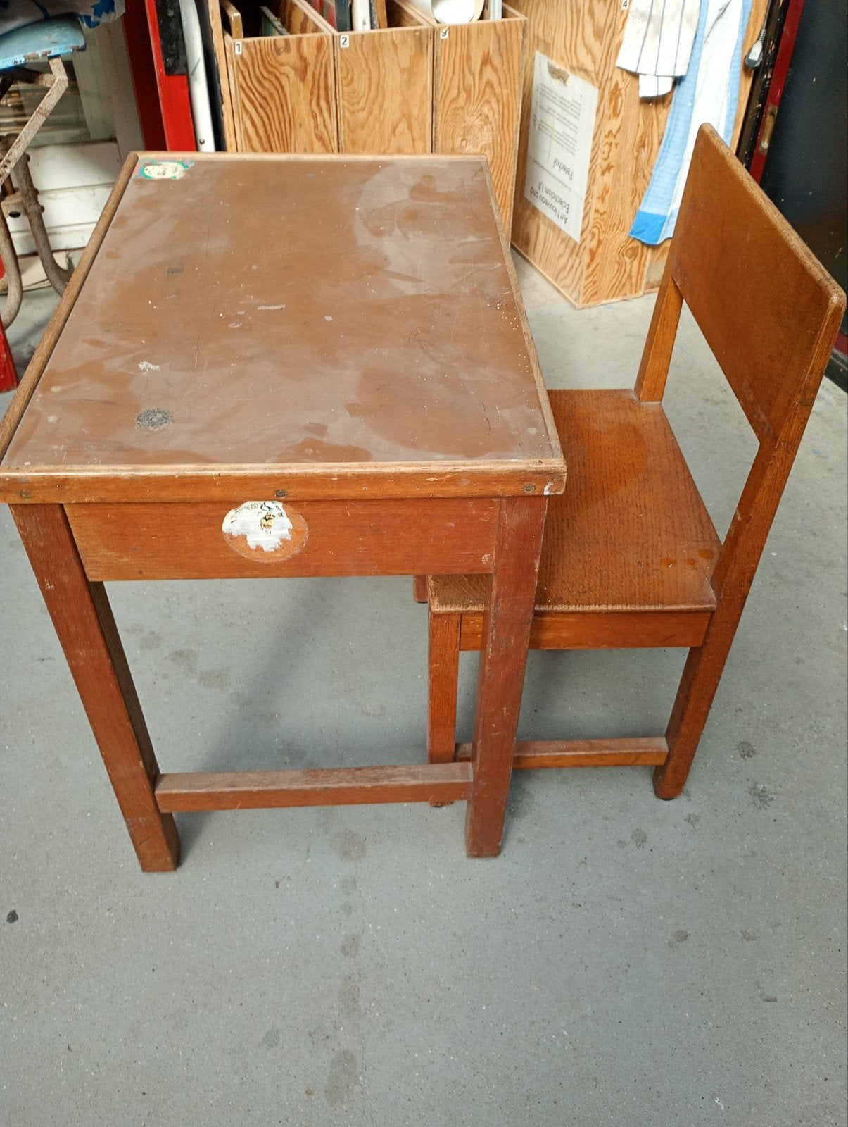 Montessori schoolmeubilair: 2 tafels en 5 stoelen, Ophalen