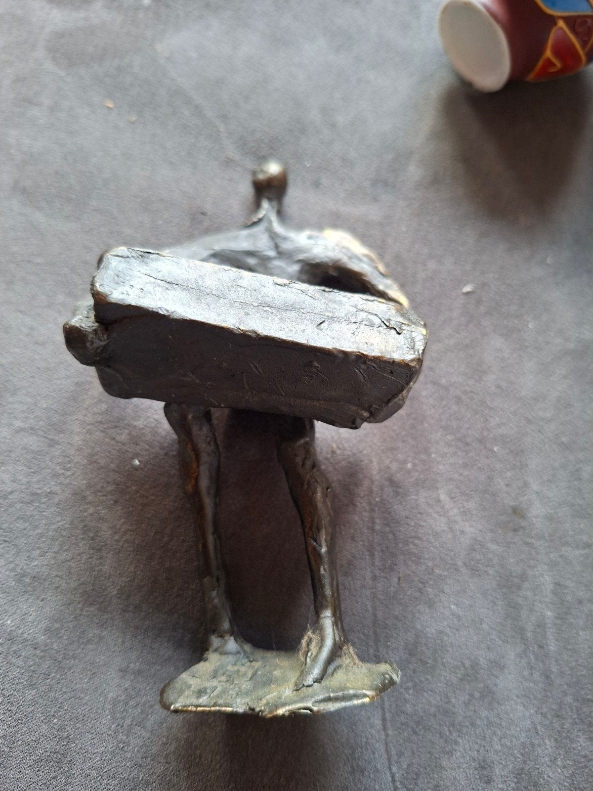 Bronzen sculptuur van een man met een boek, Ophalen, 20 - 50 cm, Beeld, Bruin