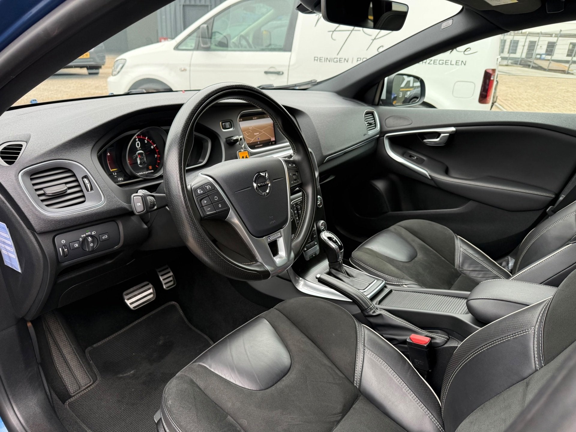 Volvo V40 1.5 T3 Kinetic|NAP|Panoramadak|Achteruitrijd cam, Dealer onderhouden, 4 cilinders, 700 kg, Blauw