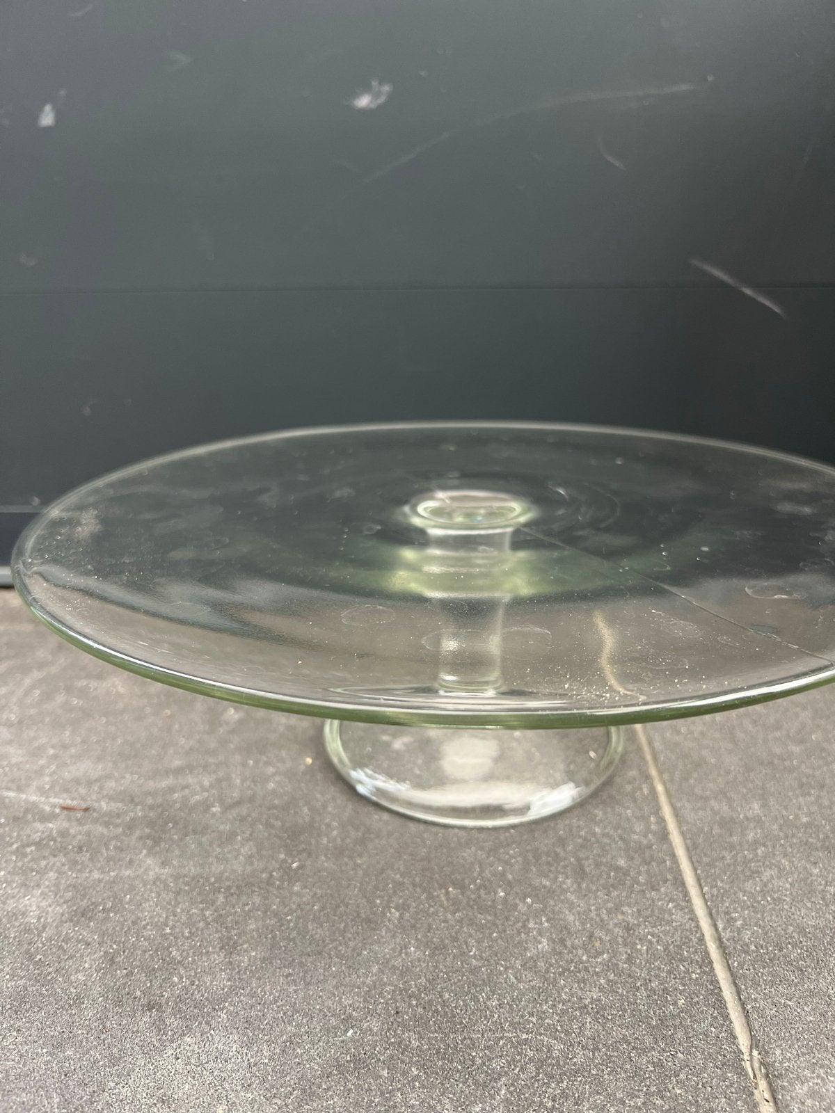 Taartplateau - Glazen schaal op voet - zo goed als nieuw, Huis en Inrichting, Keuken | Servies, Ophalen, Overige stijlen, Glas
