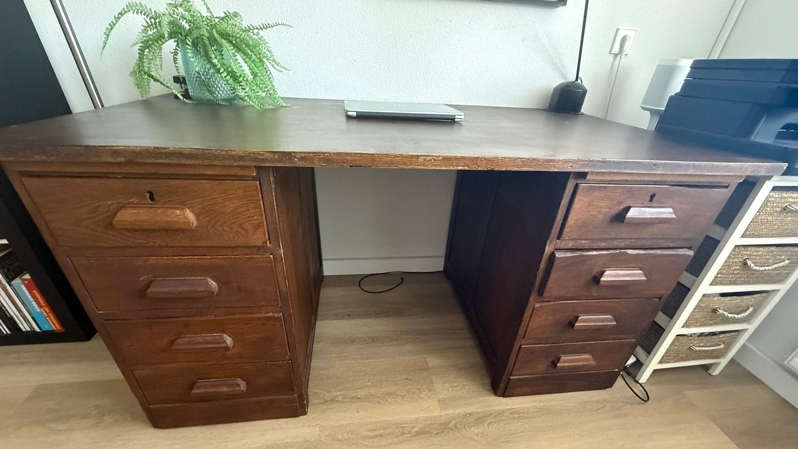 Nostalgisch, authentiek houten vintage buro met 2x4 lades, Huis en Inrichting, Bureaus, Gebruikt, Overige typen, Vintage, Hout