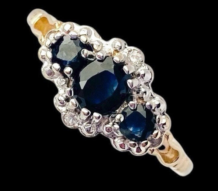 9 kt gouden damesring met 3 saffieren en diamanten, Blauw, Ophalen of Verzenden, Zo goed als nieuw, 17 tot 18