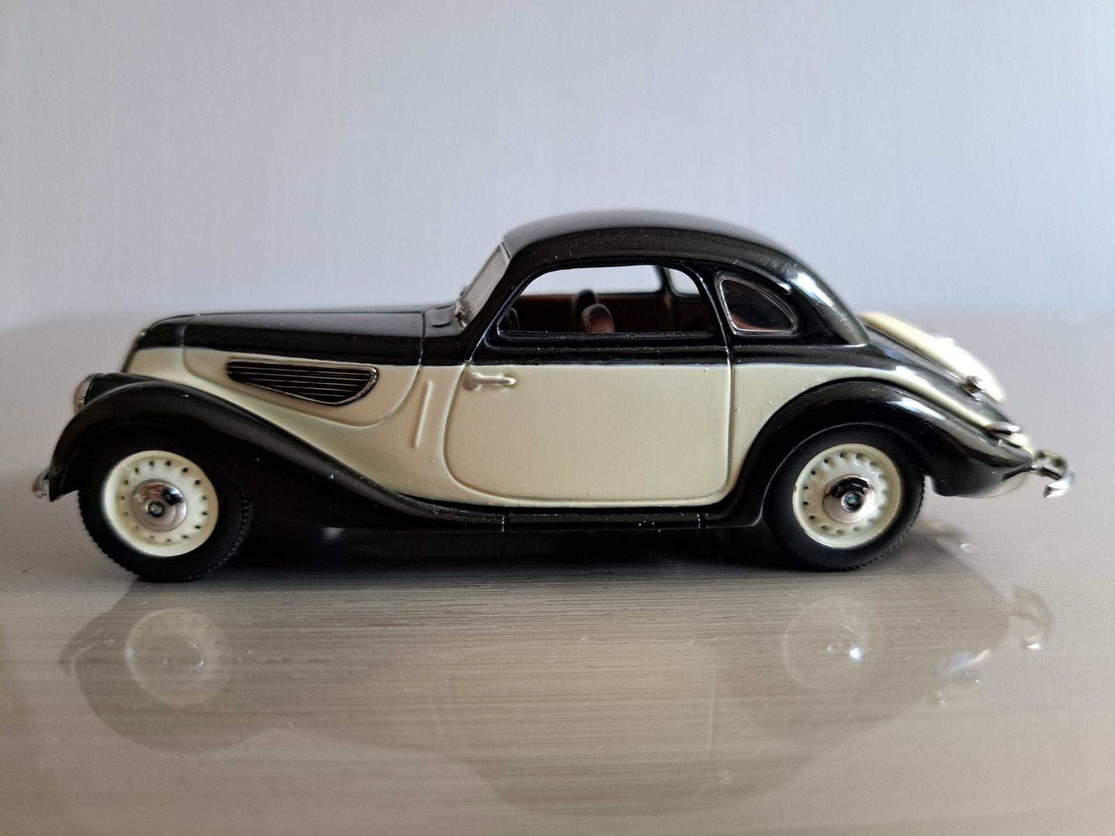 BMW 327 Coupe 1941, creme / zwart, 1:43, nieuw, Hobby en Vrije tijd, Modelauto's | 1:43, Ophalen of Verzenden, Nieuw, Auto, Overige merken