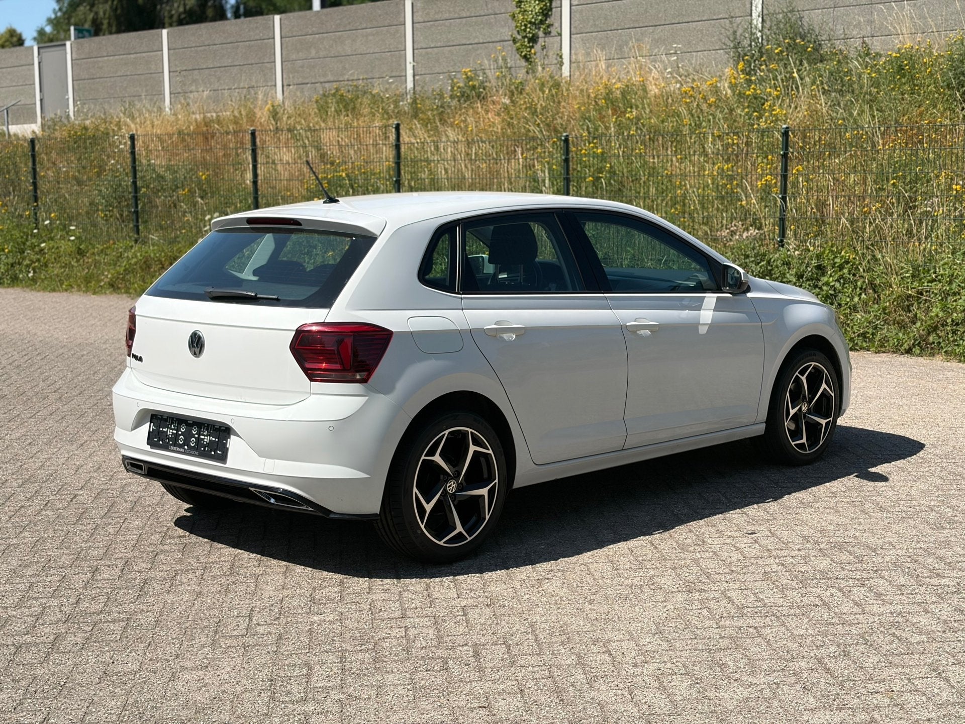 Volkswagen Polo 1.0 High Line R-LINE VELGEN I PDC I STOELVER, Auto's, 1005 kg, Gebruikt, Wit, Origineel Nederlands