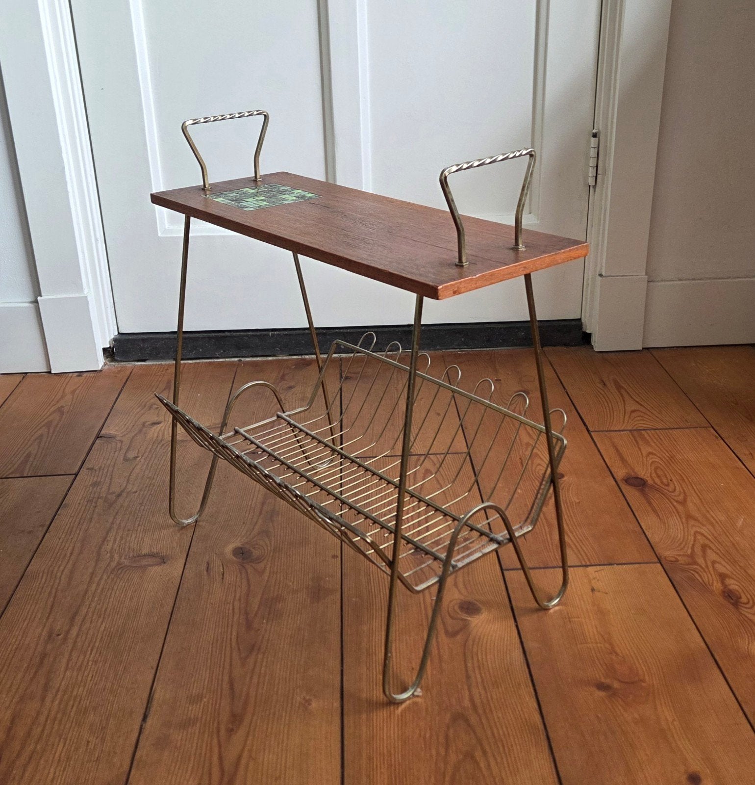 Vintage bijzettafel met tijdschriftenrek en tegeltjes, Ophalen, Minder dan 45 cm, Minder dan 55 cm, Gebruikt