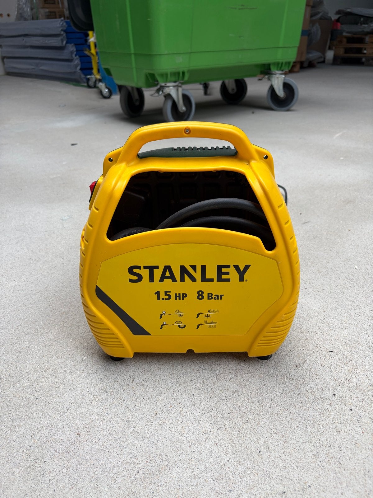 Stanley Compressor 8 bar, 1.5 PK - Compact en Krachtig, Ophalen, Gebruikt, 6 tot 10 bar, Minder dan 200 liter/min