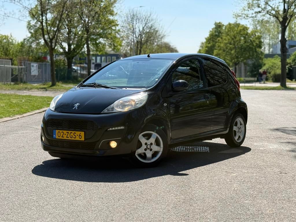 Peugeot 107 1.0 5-DR 2012 | TOP AUTO! | NW. APK! | FACELIFT!, Voorwielaandrijving, Zwart, 4 stoelen, Leder en Stof