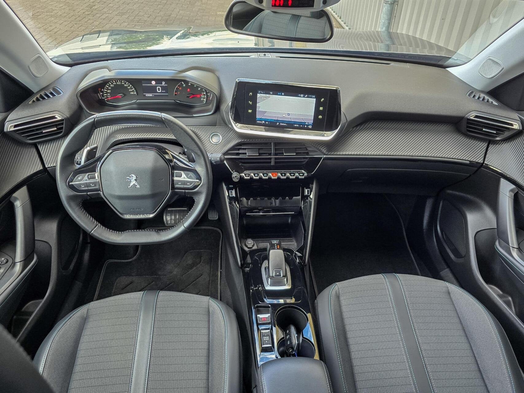 PEUGEOT 2008 1.2 ALLURE|AUTOMAA|CARPLAY|360CAMERA, Gebruikt, Zwart, 1199 cc, Leder en Stof