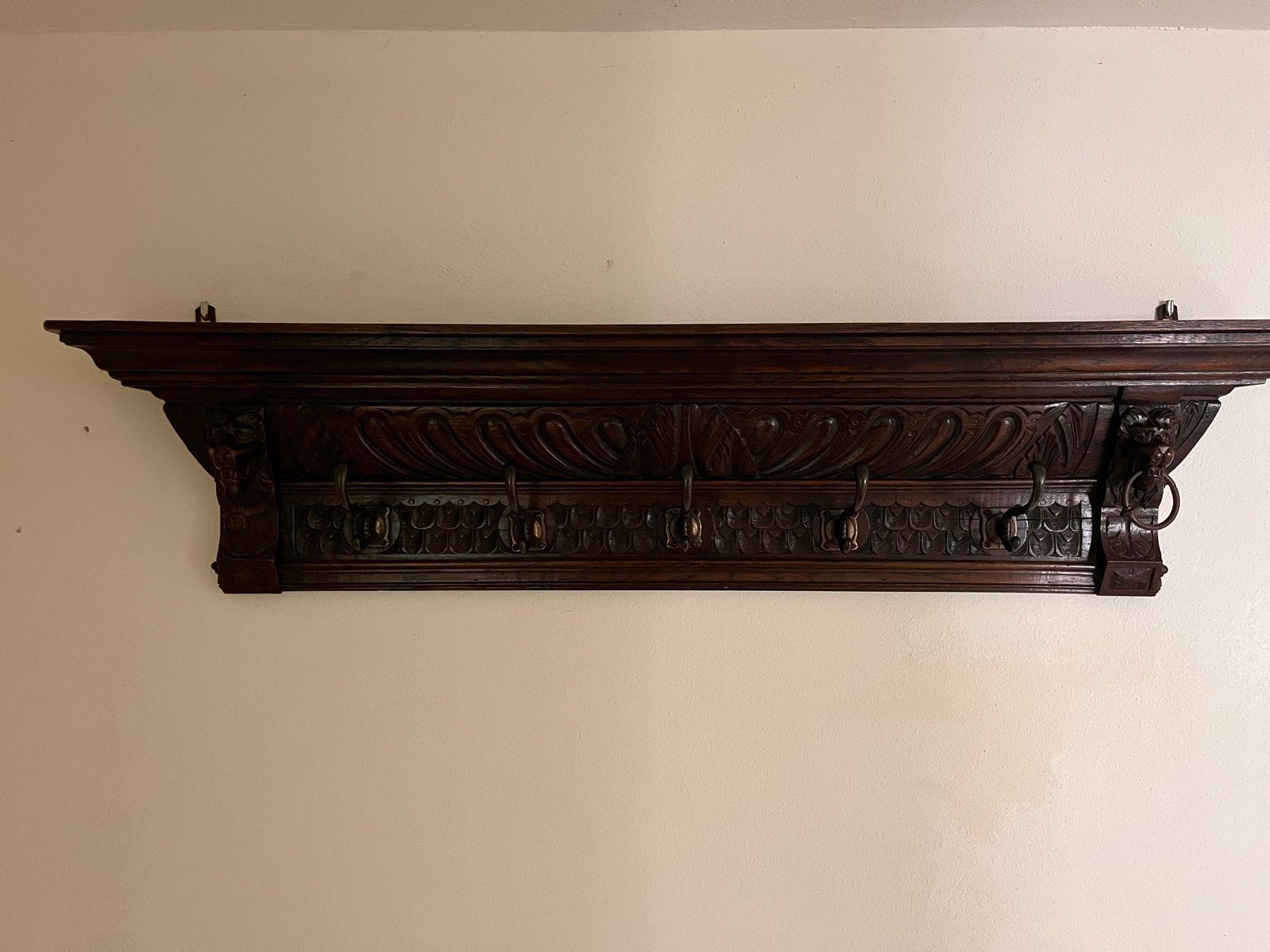 Antieke houten wandkapstok met sierlijk houtsnijwerk, Gebruikt, Minder dan 100 cm, Hout, Ophalen