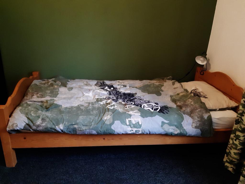 Eenpersoons houten bed met lattenbodem, Ophalen, Gebruikt, 90 cm, Eenpersoons