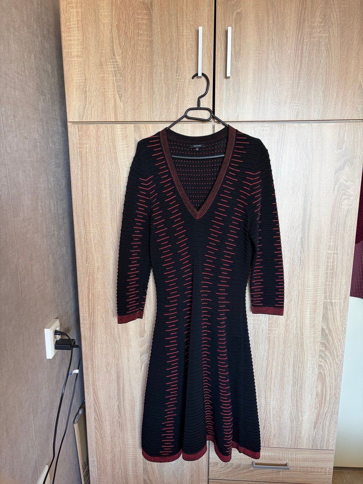 Nikkie jurk zwart met rood patroon maat 40 als nieuw, Kleding | Dames, Maat 38/40 (M), Verzenden, Zwart, Zo goed als nieuw