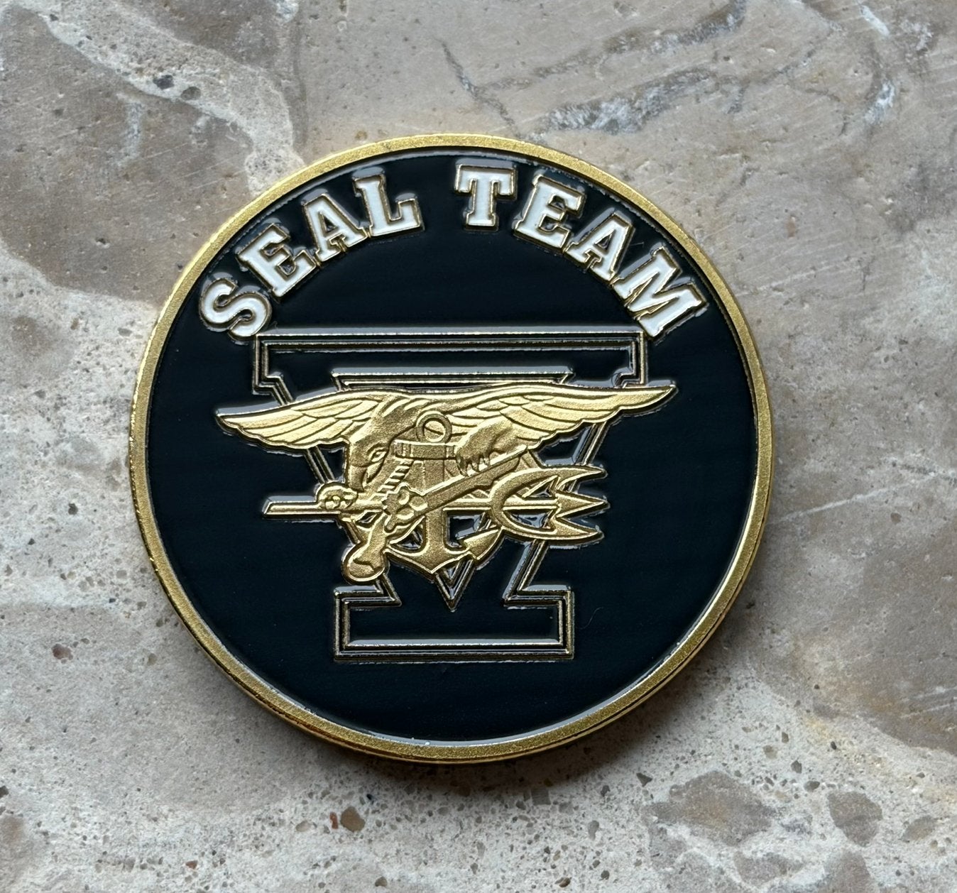 US Navy Seal team 5 coin, Ophalen of Verzenden, Marine, Amerika, Embleem of Badge